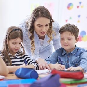 Lehrerin mit Schülerinnen und Schülern