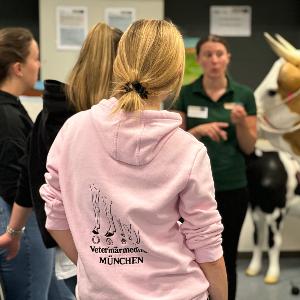 Tierärztin Dr. Sonnewald-Daum und ihre Studierenden im Kompaktkurs Wiederkäuer.