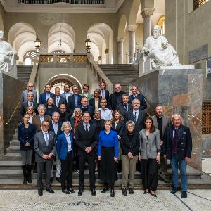 LMU-Präsident Matthias Tschöp mit Vizepräsidentinnen und -präsidenten sowie dem neuen Kuratorium der LMU
