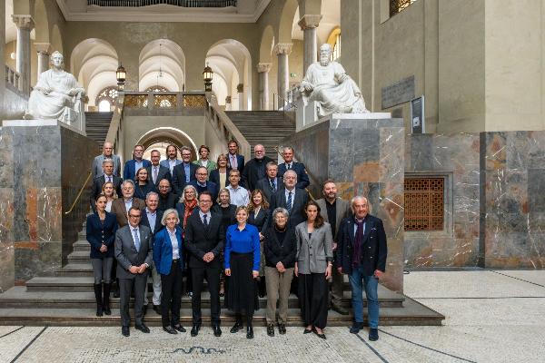 LMU-Präsident Matthias Tschöp mit Vizepräsidentinnen und -präsidenten sowie dem neuen Kuratorium der LMU