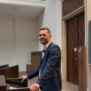 Professor Lars Bülow steht am Pult in einem Hörsaal