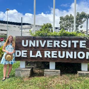 LMU´s student Laura in front of the Universite de la Reunion