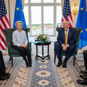 US-Präsident Donald J. Trump und die Präsidentin der Europäischen Kommission Ursula von der Leyen bei einem Treffen auf dem Trump Turnberry Golfplatz in Turnberry, Schottland.
