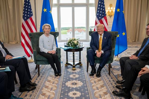 US-Präsident Donald J. Trump und die Präsidentin der Europäischen Kommission Ursula von der Leyen bei einem Treffen auf dem Trump Turnberry Golfplatz in Turnberry, Schottland.