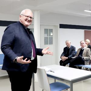 Prof. Oliver Jahraus steht in einem Seminarraum der LMU-Akademie vor Zuhörerinnen und Zuhörern