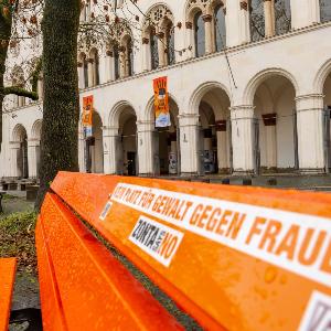 Orangene Flaggen hängen am Hauptgebäude der LMU anlässlich der weltweiten UN-Kampagne ‚Orange the World – Stoppt Gewalt an Frauen‘