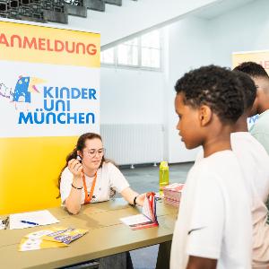Kinder bei der Anmeldung zur KinderUni an der LMU