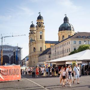 Besucherinnen und Besucher des Zammanand-Festivals schlendern am AHA Super Science Summer Club vorbei