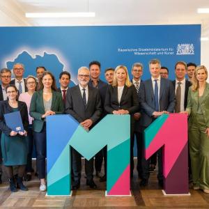 M1 - Munich Medicine Alliance startet erste Förderperiode. Die Förderbescheide wurden am 19. Mai im Bayerischen Staatsministerium für Wissenschaft und Kunst durch Amtschefin Stefanie Jacobs übergeben.