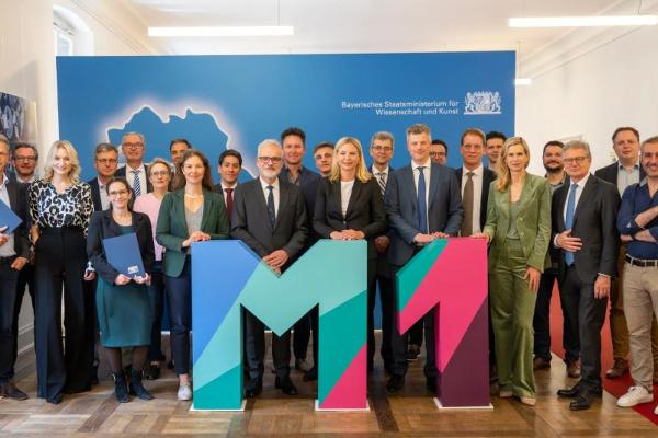 M1 - Munich Medicine Alliance startet erste Förderperiode. Die Förderbescheide wurden am 19. Mai im Bayerischen Staatsministerium für Wissenschaft und Kunst durch Amtschefin Stefanie Jacobs übergeben.
