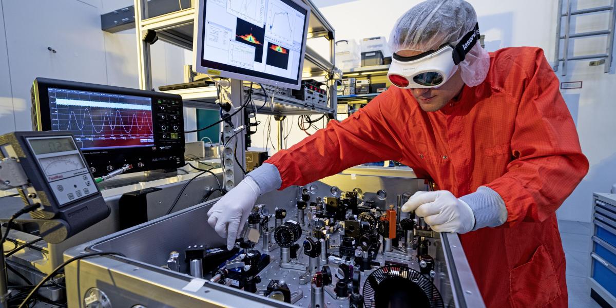 Controlling the Waveform of Ultrashort Infrared Pulses - LMU Munich