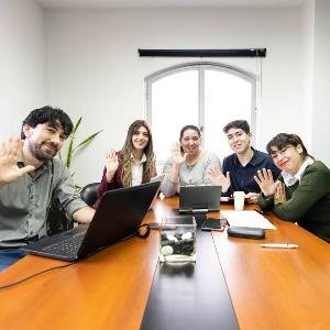 Gruppe von fünf jungen Forschenden mit Laptops in einem Besprechungsraum