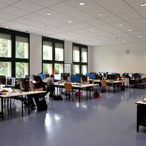 Studierende arbeiten in einem PC-Raum