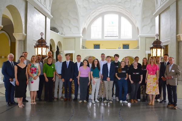 Gruppenfoto der am Tag der Guten Lehre 2024 an der LMU ausgezeichneten Personen