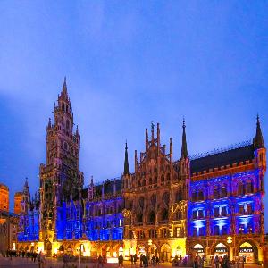 Münchner Rathaus beleuchtet mit den Farben der Ukrainischen Flagge