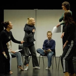 Studierende bei der Theaterprobe