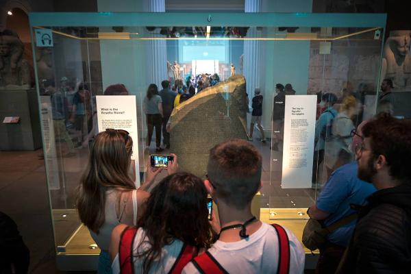 Der Stein von Rosetta im British Museum | © IMAGO / Eberhard Thonfeld Der Stein von Rosetta im British Museum