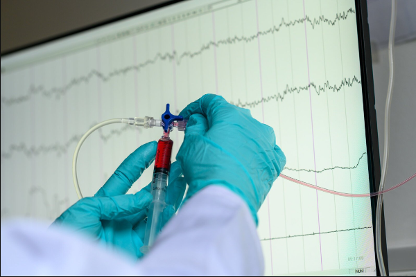 Blood samples and brain activity are examined in the sleep laboratory