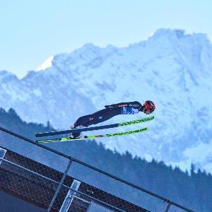 Skispringer an der Olympiaschanze Garmisch-Partenkirchen