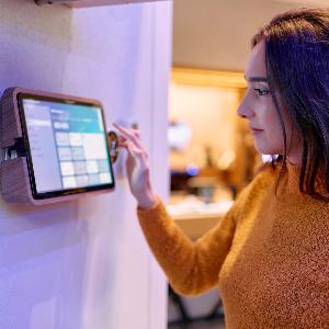 Eine junge Frau bedient den Bildschirm eines digitalen Geräts