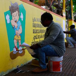 Ein Künstler malt Graffiti an eine Wand am Straßenrand des Bezirkskrankenhauses für Tuberkulose, um das Bewusstsein für Tuberkulose (TB) in Kochi, Indien, zu schärfen. Auf der Wand steht in Malayalam, der Landessprache des südindischen Bundesstaates Kerala, dass Menschen mit Diabetes, Atemwegserkrankungen, HIV, Organtransplantationsempfänger sowie Menschen, die Alkohol konsumieren, rauchen oder Drogen nehmen, ein geschwächtes Immunsystem haben und einem höheren Risiko ausgesetzt sind, an Tuberkulose (TB) zu erkranken. Übersetzt mit DeepL.com (kostenlose Version)
