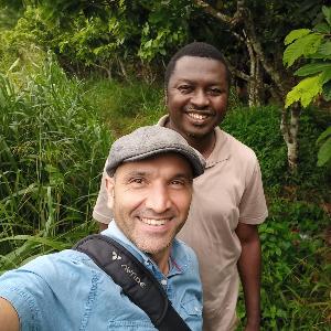 Tropenmediziner Günter Fröschl macht ein Selfie mit seinem Kollege Andreas Kudom in Ghana.