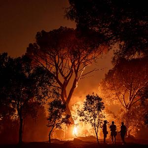 Waldbrand in Spanien, Feuerwehrleute bei der Evakuierung