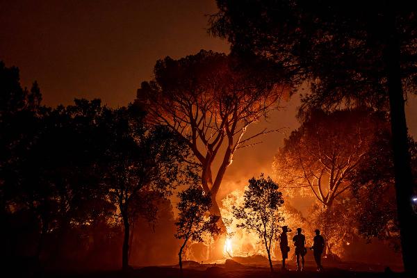 Waldbrand in Spanien, Feuerwehrleute bei der Evakuierung