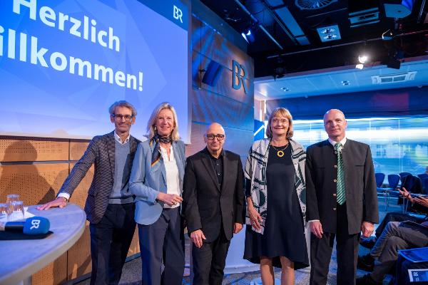 (from left to right) BR presenter Florian Schwarz (BR), BR Director General Dr. Katja Wildermuth, Vice President Prof. Dr. Armin Nassehi, Vice President Beatrice Lugger, and Werner Reuß, Head of BR´s “Knowledge and Education” programming division.