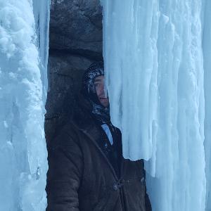 Yeshe steht von Eis umgeben in den Rocky Mountains