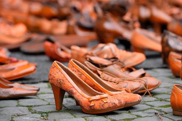 Orange shoes on a sidewalk in Cologne were intended to draw attention to every attempted or successful killing of women on Orange Day 2024.