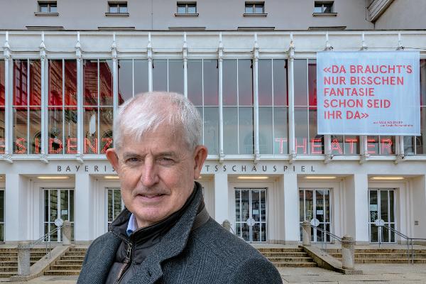 Prof. Dr. Christopher Balme vor dem Residenztheater | © LMU Prof. Dr. Christopher Balme vor dem Residenztheater