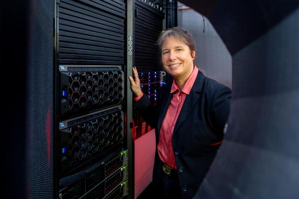 Porträt von Prof. Dr. Gitta Kutyniok, Inhaberin des Lehrstuhls für Mathematische Grundlagen der Künstlichen Intelligenz an der Fakultät für Mathematik, Informatik und Statistik und Referentin der KI Lectures, in einem Serverraum