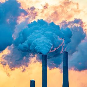 Schornsteine stoßen Abgase aus