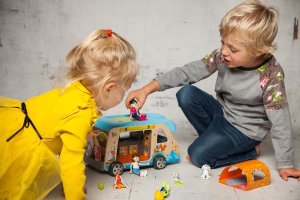 A girl and a boy play with plastic figures | © Kristin Gründler / AdobeStock A girl and a boy play with plastic figures