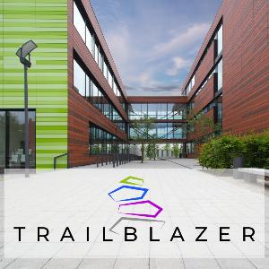 Außenaufnahme BMC und Logo der Trailblazer Lectures