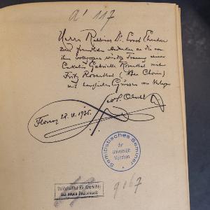 Handschriftliche Widmung mit Unterschrift auf altem Papier, mit Stempeln der Universität München und des Reichsinstituts für die Geschichte des Neuen Deutschlands.
