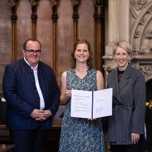 Britta von Voithenberg at the award ceremony for the University Prize with mayor Habenschaden