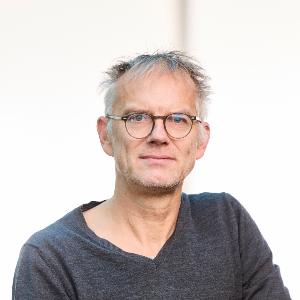 Prof. Bernhard Zangl an seinem Institut