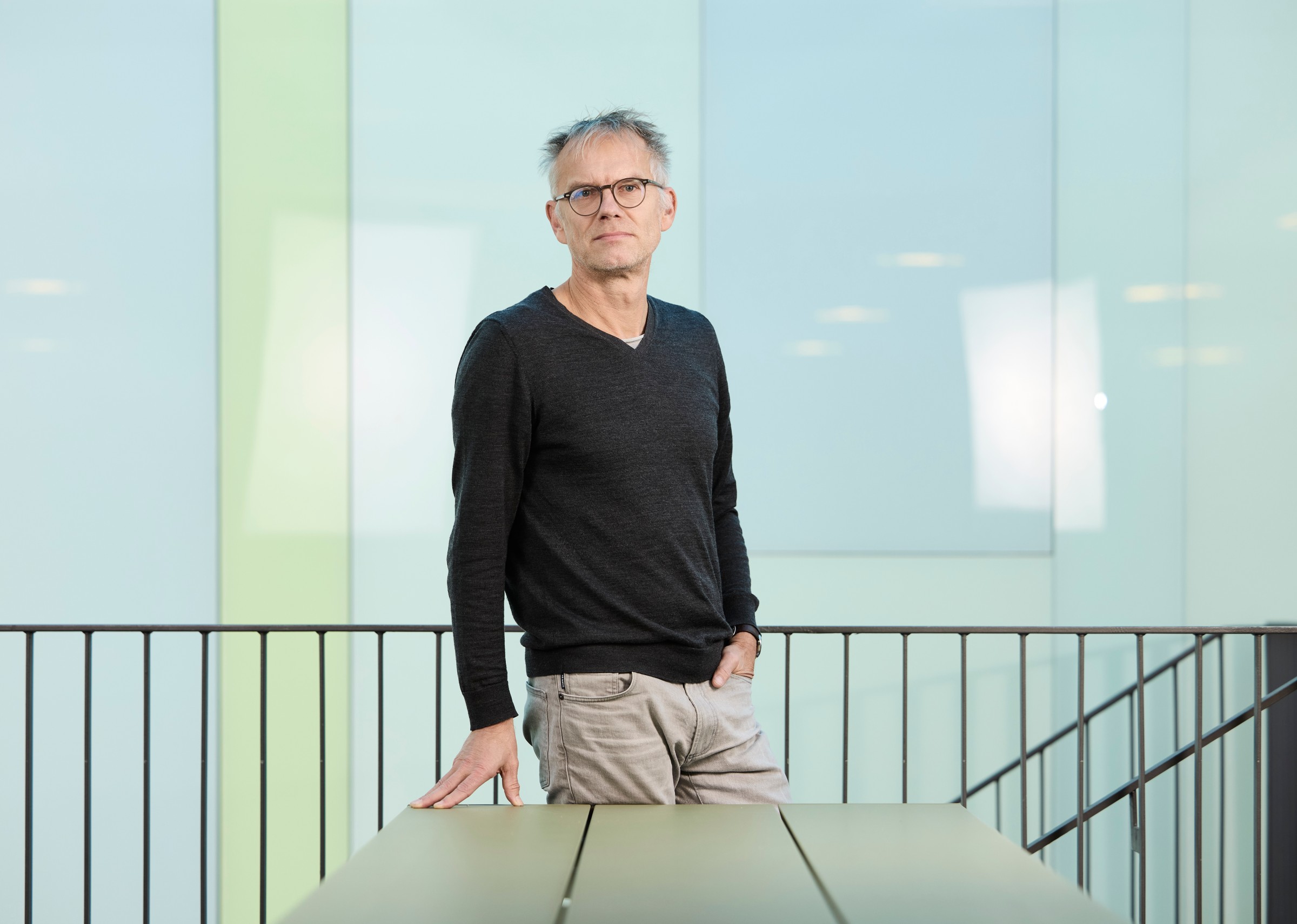 Prof. Dr. Bernhard Zangl an seinem Institut an der LMU