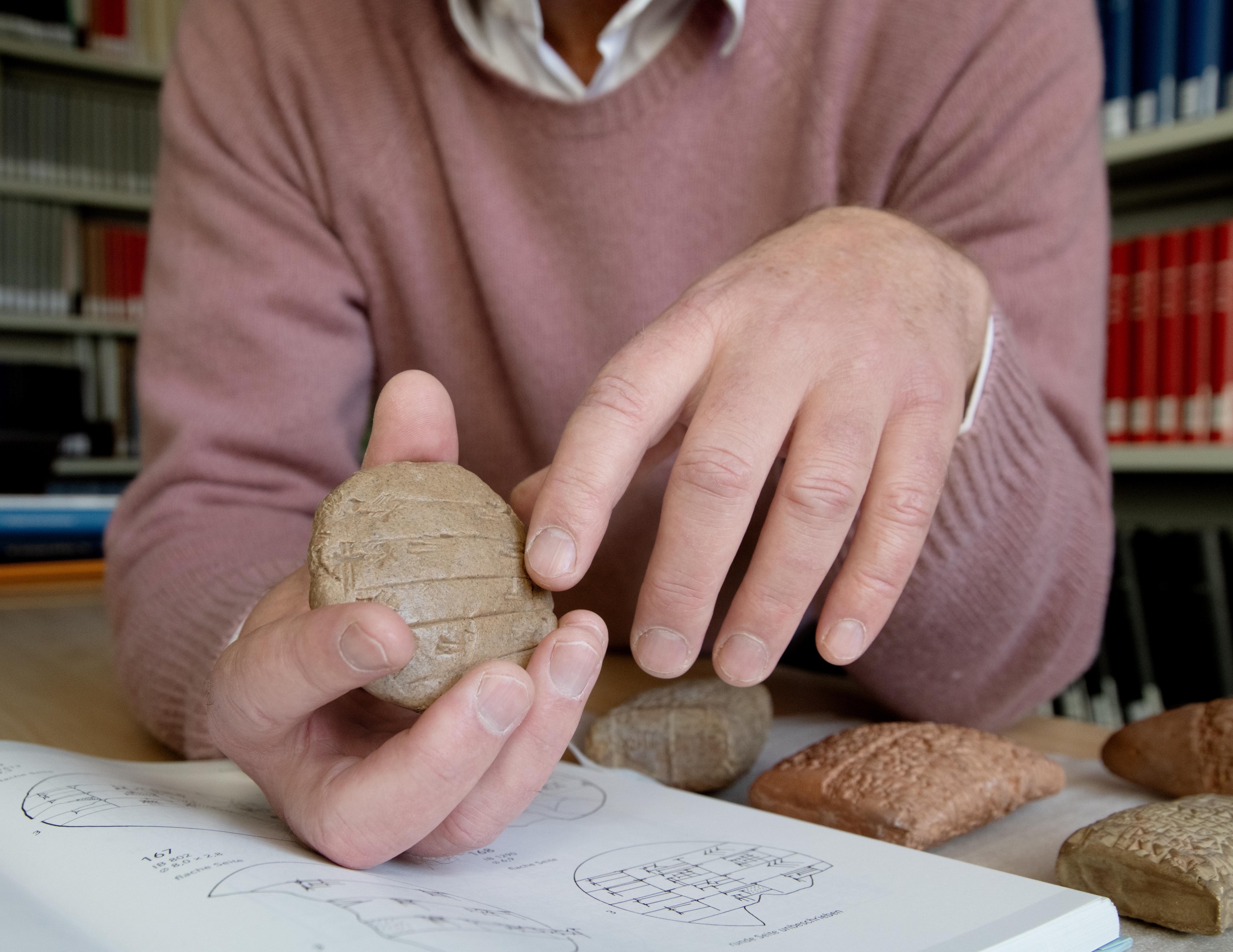 Professor Sallaberger mit Keilschrifttafel