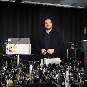 Prof. Andreas Tittl in seinem Labor am Nanoinstitut der LMU