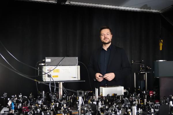 Prof. Andreas Tittl in seinem Labor am Nanoinstitut der LMU