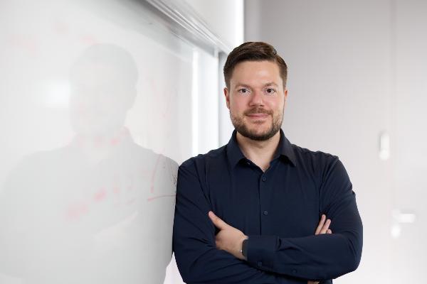 Prof. Andreas Tittl in seinem Büro am Nanoinstitut der LMU