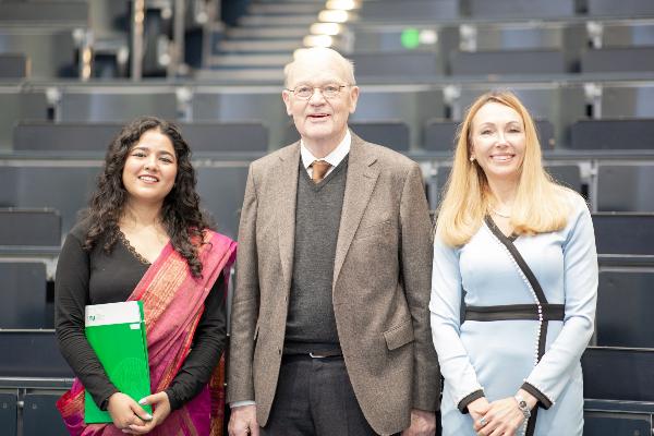 Preisträgerin Dr. Renukka Yaadav mit Dr. Klaus Römer und Prof. Ivana Ivanović-Burmazović