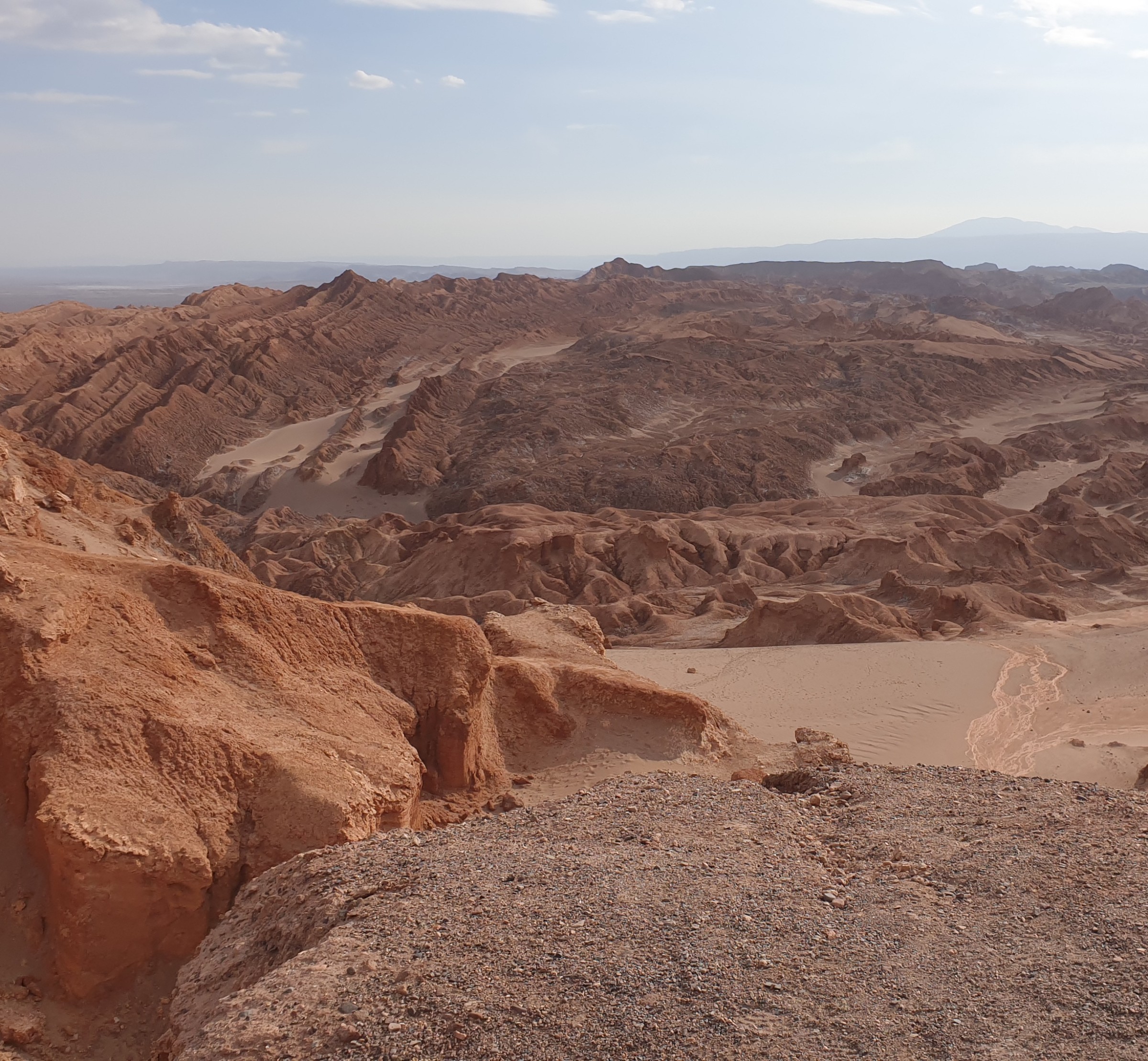 Die weite, raue Landschaft der Atacama