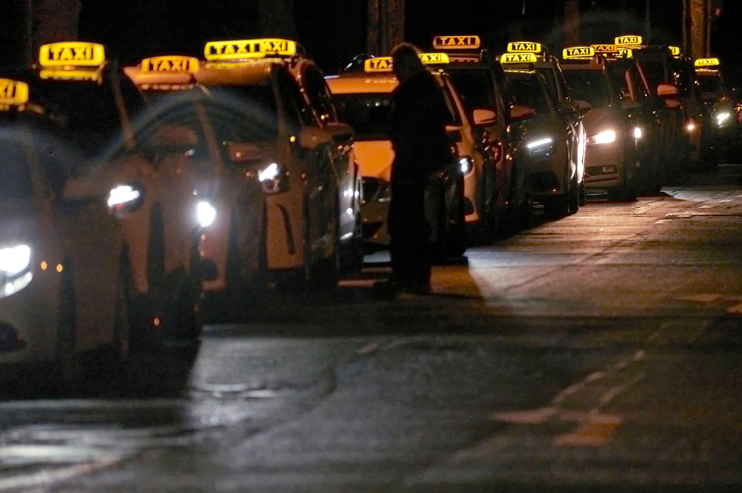 Wartende Taxis bei Nacht.