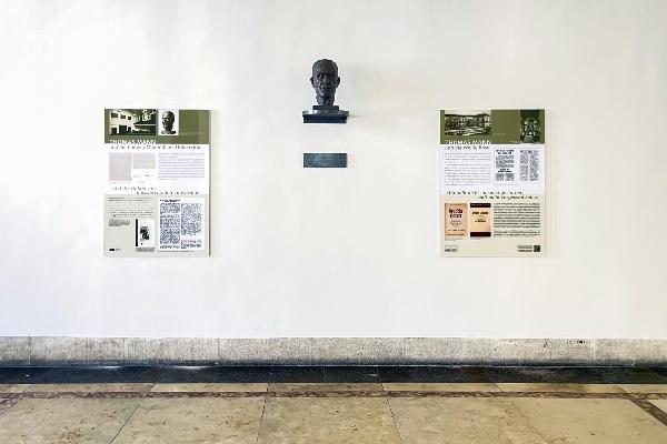 Zwei erklärende Tafeln flankieren rechts und links eine Bronzebüste von Thomas Mann die auf Kopfhöhe angebracht ist