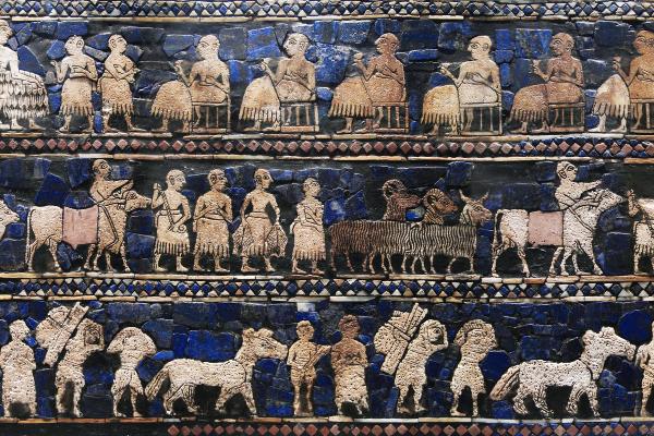Das Banner von Ur (auch bekannt als das Kriegsbanner von Ur oder das Königliche Banner von Ur) ist ein sumerisches Artefakt, das auf dem Königsfriedhof der antiken Stadt Ur, die im heutigen Irak südlich von Bagdad liegt, ausgegraben wurde (ca. 2250 v. Chr.)