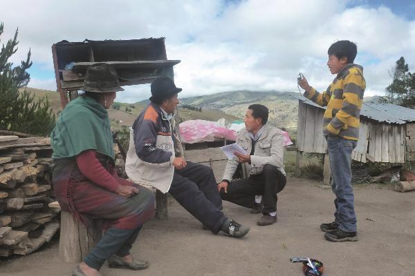 Ein Wissenschaftler der Pluriversidad Amawtay Wasi befragt zwei Bewohner seines Nachbardorfs